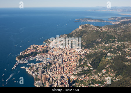 VUE AÉRIENNE.Principauté de Monaco avec le village de la Turbie au-dessus et Cap Ferrat au loin. Banque D'Images