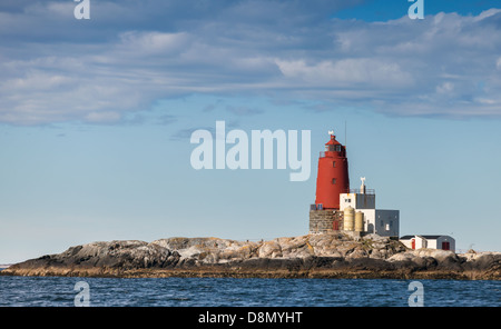 Grinna. Phare norvégien rouge avec une grande tour rouge sur l'île rocheuse. Il a été créé en 1904 et automatisé en 1987 Banque D'Images