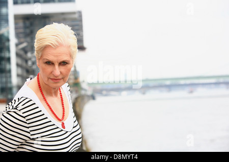 Les cheveux blancs middle-aged woman Banque D'Images