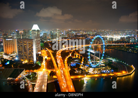 Vue aérienne de Singapour avec le Singapore Flyer dans l'angle droit Banque D'Images