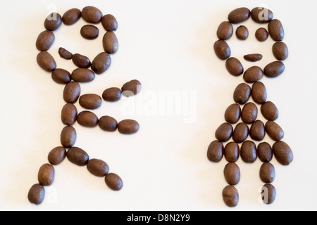 Un garçon courir après une fille faite avec des grains de café Banque D'Images