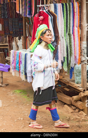 Karen tribeswoman Padong dans un village près de Chiang Rai, dans le nord de la Thaïlande, un des réfugiés birmans du Myanmar Banque D'Images