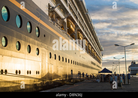 Bateau de croisière Disney Magic () accosté à Philipsburg, Saint Martin dans les Caraïbes au coucher du soleil en lumière dorée Banque D'Images