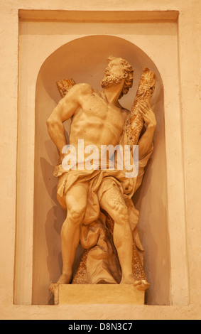 VERONA - 28 janvier : Statue de st. De St Andrew. Nicholas Church (église San Nicolo) Le 28 janvier 2013 à Vérone, Italie. Banque D'Images