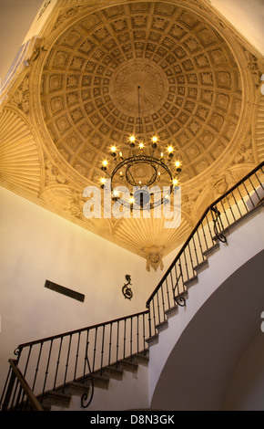 TOLEDO - mars 8 : plafond de l'escalier des Monasterio San Juan de los Reyes ou au monastère Banque D'Images