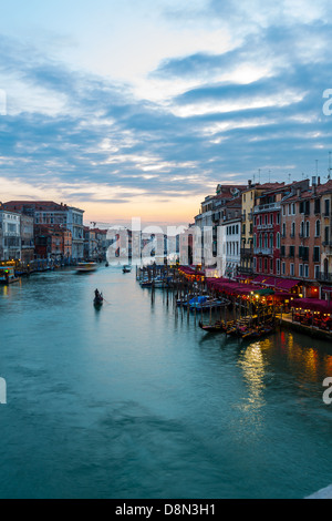 Vue sur le Grand Canal du Pont du Rialto au coucher du soleil Banque D'Images