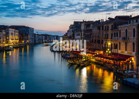 Vue sur le Grand Canal du Pont du Rialto au coucher du soleil Banque D'Images