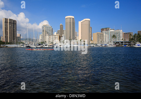 WAIKIKI, Hawaii, le 22 mai, 2013. Une vue de l'île magique, l'Ala Moana Beach Park, à l'égard Ala Wai Yacht Harbour. Banque D'Images