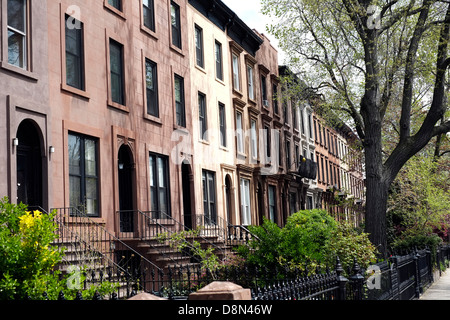 Vues des bâtiments traditionnels brownstone dans le quartier de Park Slope, Brooklyn, New York. Banque D'Images