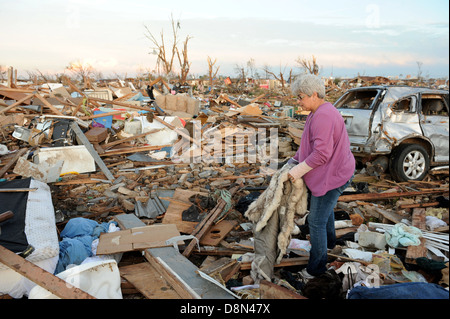 Au Crible résident les vestiges de maisons dans la foulée d'une EF-5 Tornado 23 mai 2013 dans Moore, Oklahoma. La tempête avec des vents de plus de 200 miles par heure sur l'île de la banlieue d'Oklahoma City le 20 mai 2013, tuant au moins 24 personnes, en blessant plus de 230 et le déplacement de milliers. Banque D'Images