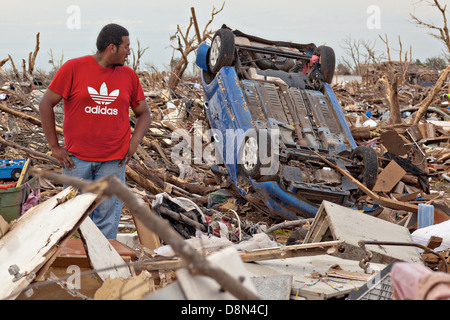 Un résident examine les restes de son ancienne maison à la suite d'une tornade EF-5 23 mai 2013 dans Moore, Oklahoma. La tempête avec des vents de plus de 200 miles par heure sur l'île de la banlieue d'Oklahoma City le 20 mai 2013, tuant au moins 24 personnes, en blessant plus de 230 et le déplacement de milliers. Banque D'Images