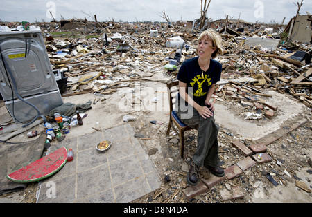 Christie l'Angleterre se trouve dans le reste de son ancienne maison à la suite d'une tornade EF-5 le 27 mai 2013 dans la région de Moore, Oklahoma. La tempête avec des vents de plus de 200 miles par heure sur l'île de la banlieue d'Oklahoma City le 20 mai 2013, tuant au moins 24 personnes, en blessant plus de 230 et le déplacement de milliers. Banque D'Images