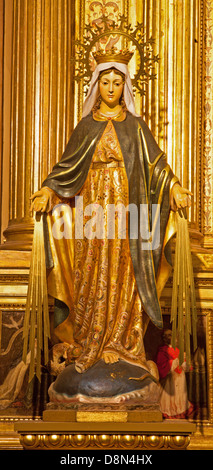 MADRID - 10 mars : Vierge Marie statue de l'église San Isidoro le 10 mars 2013 à Madrid. Banque D'Images