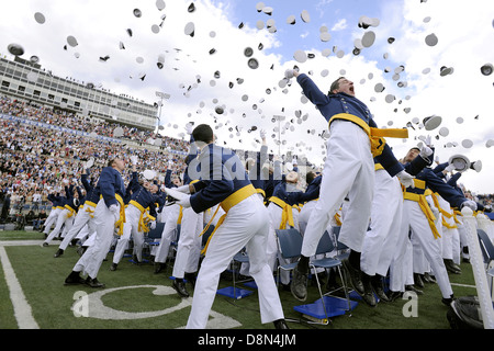 Les sous-lieutenants nouvellement nommé de l'US Air Force Academy de classe 2013 lancent leurs chapeaux en l'air à la cérémonie de remise des diplômes à l'Académie, en champ Falcon 29 mai 2013 à Colorado Springs, CO Banque D'Images