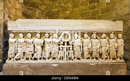 PALERMO - 8 avril : soulagement de l'une des tombes de la cathédrale médiévale sous le 8 avril 2013 à Palerme, Italie. Banque D'Images