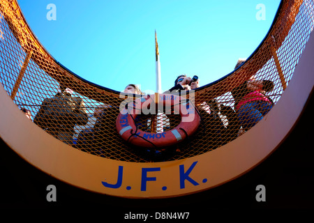 Les passagers sur le pont supérieur du ferry pour Staten Island J.F.K. voyageant entre Staten Island et Manhattan, New York. Banque D'Images