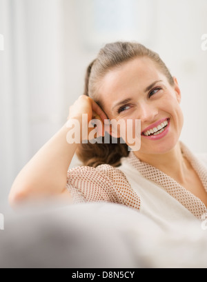 Portrait de jeune femme au foyer dans la salle de séjour Banque D'Images