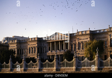 Le Palais de Dolmabahçe Sarayi à Istanbul, situé à l'ouest, du côté européen, le Bosphore à Istanbul Turquie Banque D'Images