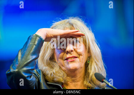Deborah Moggach romancier et scénariste parle de son travail sur la scène du Festival 2013 Hay Hay-on-Wye Powys Pays de Galles UK Banque D'Images