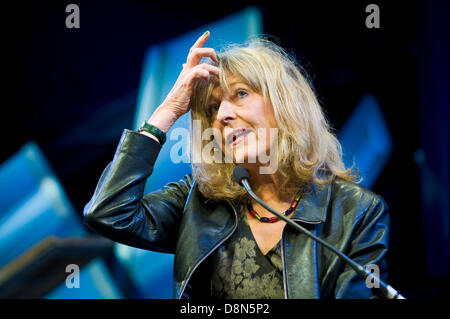 Deborah Moggach romancier et scénariste parle de son travail sur la scène du Festival 2013 Hay Hay-on-Wye Powys Pays de Galles UK Banque D'Images