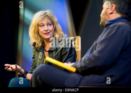 Deborah Moggach romancier et scénariste parle de son travail sur la scène du Festival 2013 Hay Hay-on-Wye Powys Pays de Galles UK Banque D'Images