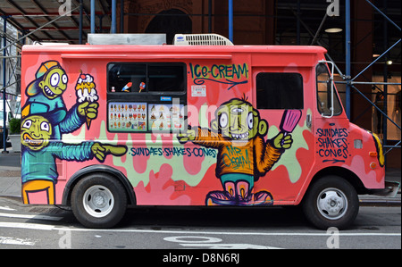 Camion de crème glacée en couleur avec des peintures art graffiti Off Broadway à Greenwich Village à New York City Banque D'Images