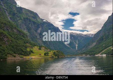 Petit village de Naeroyfjord, Norvège Banque D'Images