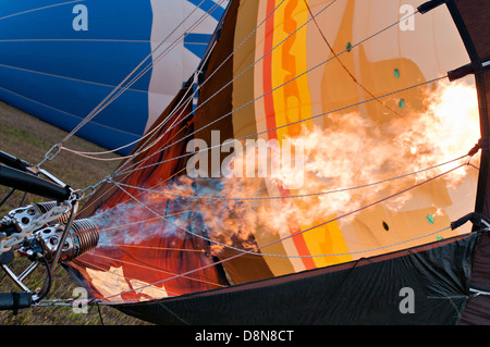 Un ballon à air chaud d'être rempli avec de l'air chaud. Banque D'Images