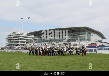 Epsom Downs, Surrey, UK. 1er juin 2013. Une fanfare passent devant le granstands sur l'Investec Derby Day de l'hippodrome d'Epsom. Credit : Action Plus Sport Images/Alamy Live News Banque D'Images