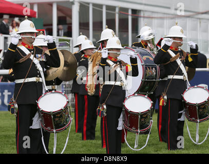 Epsom Downs, Surrey, UK. 1er juin 2013. Une fanfare passent devant le granstands sur l'Investec Derby Day de l'hippodrome d'Epsom. Credit : Action Plus Sport Images/Alamy Live News Banque D'Images