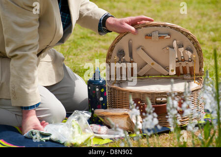 Hay-on-Wye, au Royaume-Uni. 1er juin 2013. Se détendre au soleil au Hay Festival. Crédit photo : Graham M. Lawrence/Alamy Live News. Banque D'Images