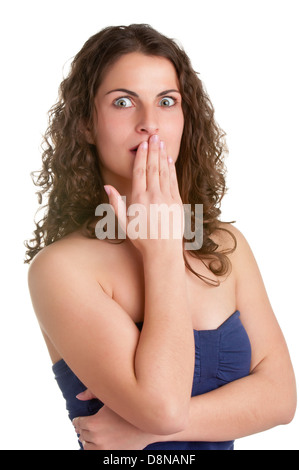 Femme choqué couvrant sa bouche avec sa main, isolé dans un fond blanc Banque D'Images