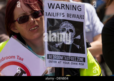 1er juin 2013 à Manchester. Les militants à la journée nationale de protestation contre la taxe de chambre à coucher et d'autres réformes de l'aide sociale. La protestation coordonnée à travers le pays le 1er juin ont été programmée pour coïncider avec les manifestations anti-austérité en Europe. Cet "appel aux armes" faite par la Justice de prestations, une coalition de groupes de campagnes et les syndicats opposés au programme d'austérité du gouvernement des réductions des prestations. Le coût humain de ces réductions ont été démontré par la mort de Stephanie Bottrill, selon le mouvement de la Justice de prestations. Credit : Mar Photographics / Alamy Live News Banque D'Images