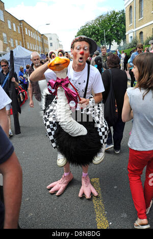 Brighton, Sussex, UK. 1er juin 2013. Des milliers de personnes vivent enyoyed , musique de divertissement pour les enfants et stands de nourriture et boissons à l'assemblée annuelle de Kemptown Carnaval à Brighton aujourd'hui photographie prise par Simon Dack/Alamy Live News Banque D'Images