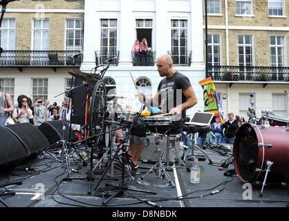 Brighton, Sussex, UK. 1er juin 2013. Kit tambour crevaison d'experts d'effectuer lors de l'assemblée annuelle de Kemptown Carnaval à Brighton aujourd'hui photographie prise par Simon Dack/Alamy Live News Banque D'Images