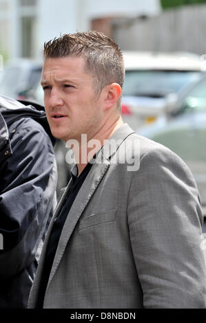 LUTON, Royaume-Uni. 1er juin 2013. La photo montre la leader de l'EDL Tommy Robinson (de son vrai nom Stephen Yaxley-Lennon). La Ligue de défense anglaise a organisé une marche silencieuse à travers la ville pour le monument aux morts par la mairie, en mémoire de soldat Lee Rigby qui a été tué à Woolwich, le mois dernier. Credit : Polly Thomas / Alamy Live News Banque D'Images