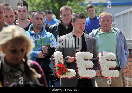 LUTON, Royaume-Uni. 1er juin 2013. La Ligue de défense anglaise organiser une marche silencieuse en mémoire du soldat Lee Rigby qui a été tué à Woolwich, le mois dernier. Les dirigeants de l'EDL Tommy Robinson (de son vrai nom Stephen Yaxley-Lennon, photographié tenant fleurs) et Kevin Carroll conduire une promenade à travers la ville pour le monument aux morts devant la mairie. Credit : Polly Thomas / Alamy Live News Banque D'Images