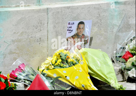 LUTON, Royaume-Uni. 1er juin 2013. La Ligue de défense anglaise organiser une marche silencieuse en mémoire du soldat Lee Rigby qui a été tué à Woolwich, le mois dernier. Tributs floraux ont été laissés au monument commémoratif de guerre dans le centre-ville. Credit : Polly Thomas / Alamy Live News Banque D'Images