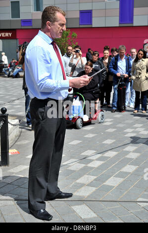 LUTON, Royaume-Uni. 1er juin 2013. La Ligue de défense anglaise organiser une marche silencieuse en mémoire du soldat Lee Rigby qui a été tué à Woolwich, le mois dernier. Co-leader de l'EDL Kevin Carroll lire un poème du monument commémoratif de guerre dans le centre-ville. Credit : Polly Thomas / Alamy Live News Banque D'Images