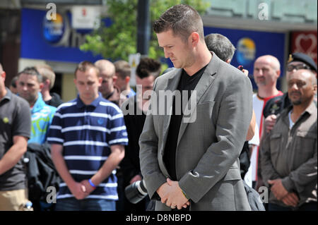 LUTON, Royaume-Uni. 1er juin 2013. La Ligue de défense anglaise organiser une marche silencieuse en mémoire du soldat Lee Rigby qui a été tué à Woolwich, le mois dernier. Les dirigeants de l'EDL Tommy Robinson (de son vrai nom Stephen Yaxley-Lennon, photo) et Kevin Carroll conduire une promenade à travers la ville pour le monument aux morts devant la mairie, où une minute de silence a été tenue. Credit : Polly Thomas / Alamy Live News Banque D'Images