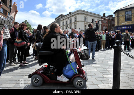 LUTON, Royaume-Uni. 1er juin 2013. La Ligue de défense anglaise organiser une marche silencieuse en mémoire du soldat Lee Rigby qui a été tué à Woolwich, le mois dernier. Les dirigeants de l'EDL Tommy Robinson et Kevin Carroll conduire une promenade à travers la ville pour le monument aux morts devant la mairie. Credit : Polly Thomas / Alamy Live News Banque D'Images