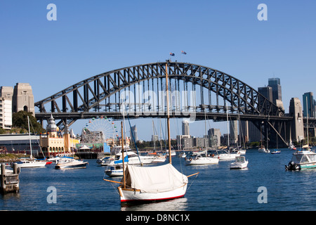 Les yachts sont vus en face de la Sydney Harbour Bridge à Sydney, Australie Banque D'Images