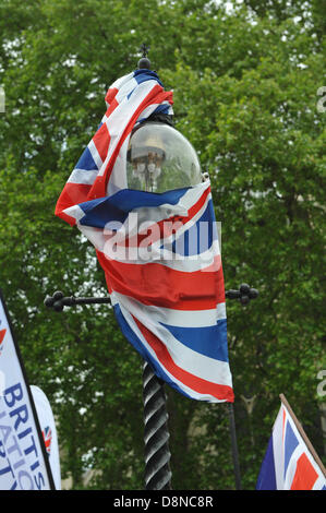 Le Parlement, à Londres, Royaume-Uni. 1er juin 2013. Une Union flag enroulé autour d'un lampost au BNP manifestation à proximité du Parlement. La tentative d'un stade BNP le long de Whitehall après avoir été interdit de marcher à travers Lewisham, à Woolwich l'UAF et d'autres groupes de manifestants bloquent leur chemin le long avec une grande présence policière. Crédit : Matthieu Chattle/Alamy Live News Banque D'Images