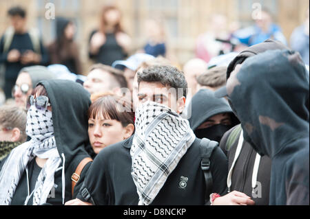 Whitehall, Londres, Royaume-Uni. 1er juin 2013. La BNP avait obtenu l'autorisation à mars de l'ancienne cour du Palais de Westminster à Whitehall. Seul un petit nombre de BNP étaient présents à ce qu'un grand nombre de manifestants ont bloqué antifasciste en cour du palais vieux et ils ont été incapables de mars. Finalement la police a commencé à pousser lentement le dos Anti-Fascists et plusieurs arrestations ont été effectuées. Crédit : La Farandole Stock Photo/Alamy Live News Banque D'Images