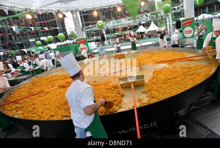 Berlin, Allemagne. 1er juin 2013. Les cuisiniers préparent la plus grande paella en Allemagne au cours d'une campagne de souscription au Sony Center de Berlin, Allemagne, 01 juin 2013. Photo : Britta Pedersen/dpa/Alamy Live News Banque D'Images