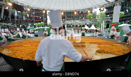 Berlin, Allemagne. 1er juin 2013. Les cuisiniers préparent la plus grande paella en Allemagne au cours d'une campagne de souscription au Sony Center de Berlin, Allemagne, 01 juin 2013. Photo : Britta Pedersen/dpa/Alamy Live News Banque D'Images