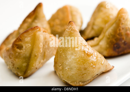 Samosas indiens sont isolées sur fond blanc Banque D'Images