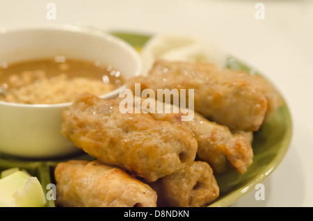 Close up de porc rôti servi avec sauce épicée et légumes (Nam) Neung Banque D'Images