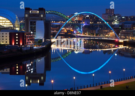 Un crépuscule vue de Newcastle et Gateshead quayside avec reflets dans la rivière Tyne regardant vers le pont Tyne Banque D'Images