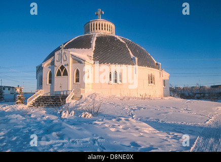 L'igloo (église Notre Dame de la Victoire) à Inuvik, Territoires du Nord-Ouest, Canada Banque D'Images